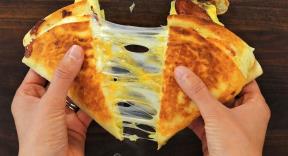 Tortilje sa slaninicom i sirom koji se razvlači, punjene još sa avokadom i jajetom