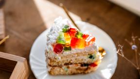 Torta ruska salata ukrašena žele bombonama na stolu