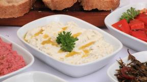 Kremasta salata od belog luka i susama u činiji na stolu za praznike