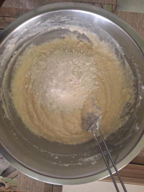 Dodavanje brašna u smesu za testo za štrudlu sa makom