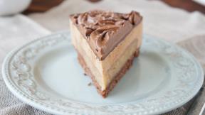 Bajadera torta na belom tanjiru