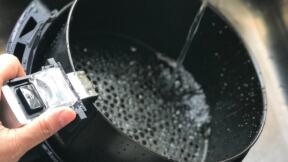 Pranje air fryera pod vodom
