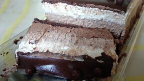 Ledena torta isečena na stolu