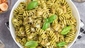 Pesto pasta sa piletinom u beloj činiji na stolu