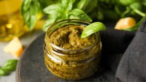 Pesto od bosiljka u teglici na stolu