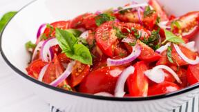 Paradajz salata u beloj činiji sa lukom