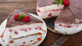 Kapri torta sa jagodama i čokoladnim ganašom bez pečenja