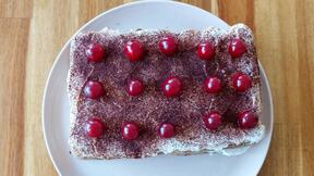 Švarcvald tiramisu na belom tanjiru
