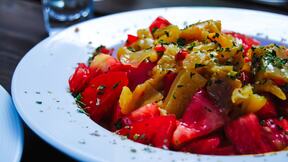 Pikantna salata od pečenih paprika u belom tanjiru