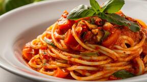 pasta putaneska na belom tanjiru