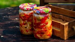 Šarena salata u teglama na stolu napolju