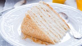 Vesna torta na belom tanjiru