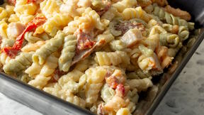 Obrok salata sa makaronama i piletinom