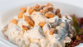 Pileća salata sa kikirikijem u beloj činiji