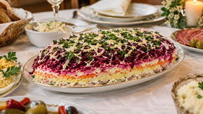General salata poslužena na slavskom stolu