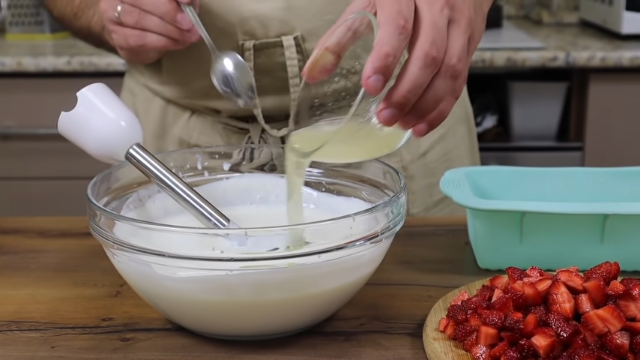 kolač sa jagodama i jogurtom 