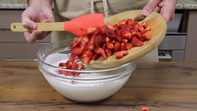 kolač sa jagodama i jogurtom 