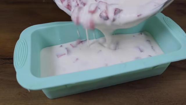 kolač sa jagodama i jogurtom 