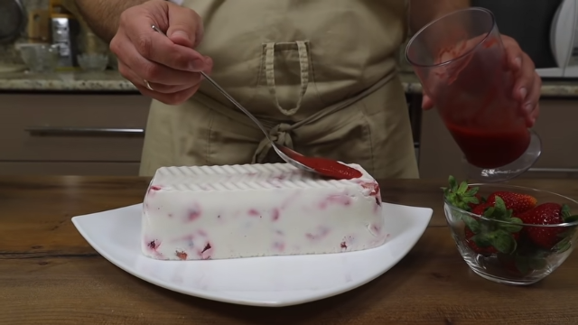 kolač sa jagodama i jogurtom 