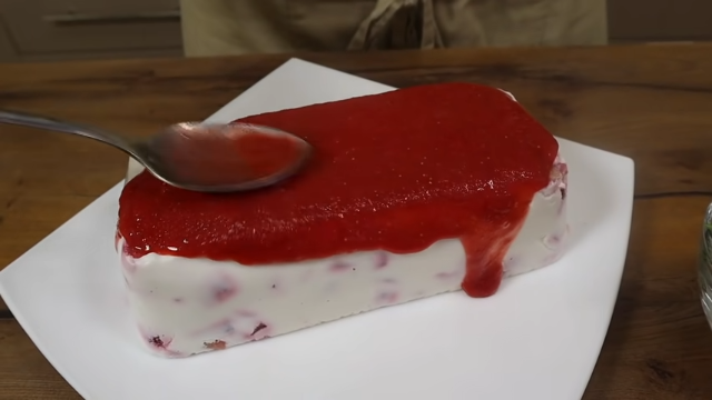 kolač sa jagodama i jogurtom 