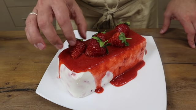 kolač sa jagodama i jogurtom 