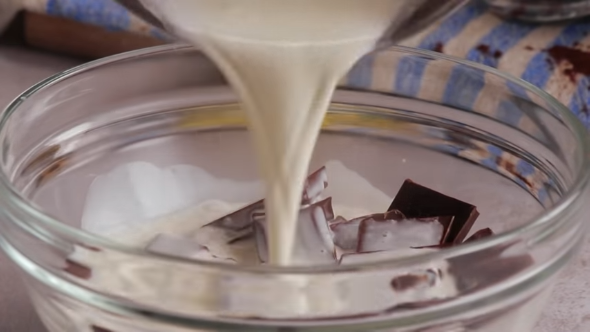 Kolač sa čokoladnim biskvitom i filom od vanile