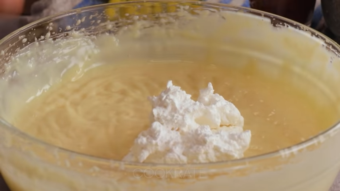 Kolač sa čokoladnim biskvitom i filom od vanile