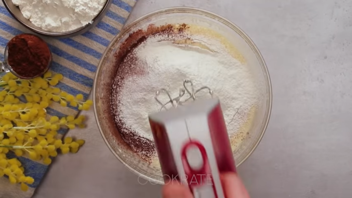 Kolač sa čokoladnim biskvitom i filom od vanile