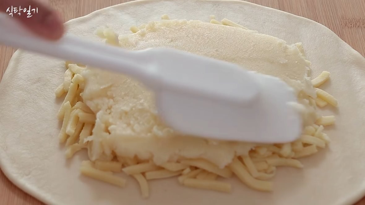 Lepinja sa sirom i pire krompirom