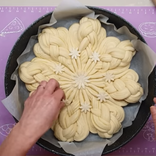 Stavljanje cvetića na testo.png