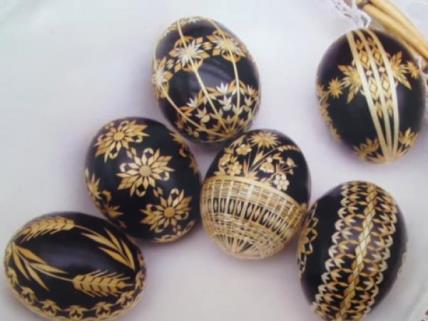 Brzo i jeftino: Stara češka tradicija farbanja jaja (VIDEO)