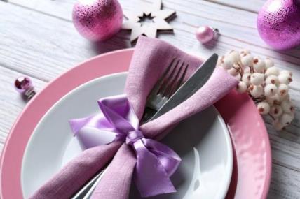 U PRAZNIČNOM DUHU: 5 savršenih ideja za dekoraciju božićnnog i novogodišnjeg stola (GALERIJA)