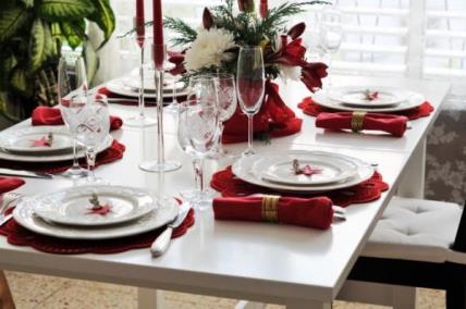 U PRAZNIČNOM DUHU: 5 savršenih ideja za dekoraciju božićnnog i novogodišnjeg stola (GALERIJA)