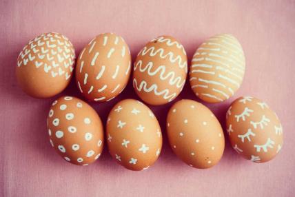 Ideja za Uskrs: Kako da ukrasite jaja belom olovkom (FOTO)