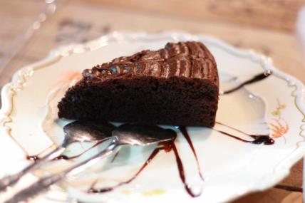 Desert koji se topi u ustima Brza čokoladna torta gotova za samo 20 minuta.jpeg