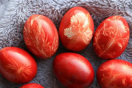 Najlepša uskršnja jaja: Farbanje u lukovini (VIDEO)
