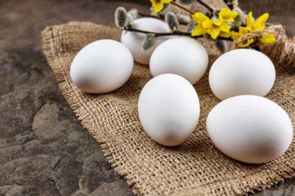Priprema jaja za farbanje Kako da ih izbelite da lakše prime boju (VIDEO).jpeg