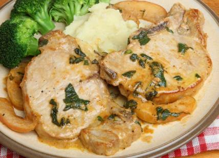 Svinjski kotleti sa brokolijem i pomfritom u umaku od sira.jpg