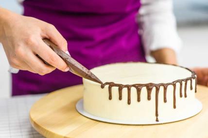 Priručnik koji će vam pomoći da postanete stručnjak u pravljenju deserta: Naučite pravilno da napravite minjone, da ispržite krofne, da sečete koru, kako da servirate i čuvate kolače