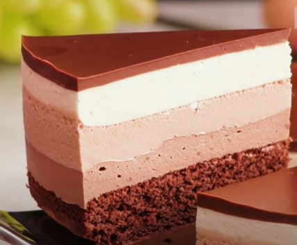 TROSLOJNA TORTA ZA SVE PRILIKE: Svaki fil od različite vrste čokolade + glazura za sve istinske sladokusce (VIDEO)