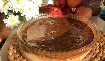 Postaće vam omiljeni POSNI DESERT: Pita sa jabukama prelivena čokoladom (VIDEO)
