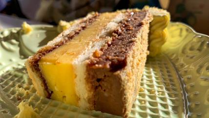 KINDER TORTA: Desert sa čokoladnim i filom od pudinga koji nije zahtevan za pripremu (VIDEO)