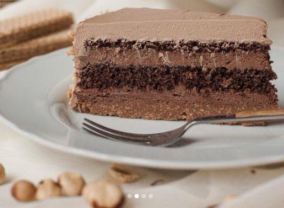 Čokoladna kranč torta: Desert sa koricom od napolitanki, čokoladnim filom i mlečnom glazurom