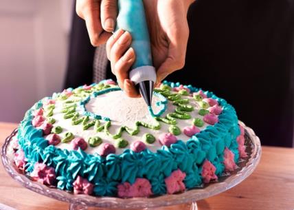 STRUČNJAK ZA SLATKIŠE: Saznajte kako da ukrasite torte i kolače kao profesionalac!