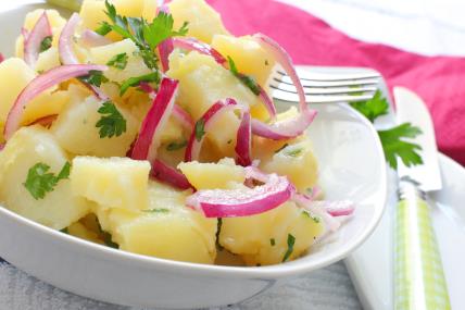 Krompir salata sa lukom 67387612.jpg