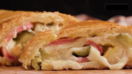 Lisnato testo punjeno šunkom, sirom i krastavcima.jpg