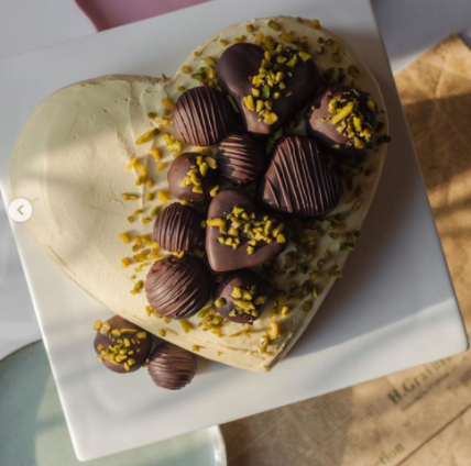 Torta sa malinama, pistaćima i čokoladom