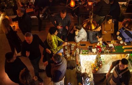 Atmosfera sa proslave.jpg