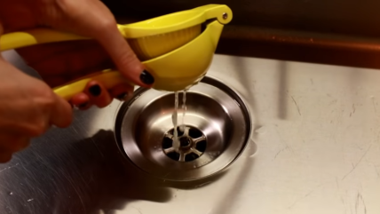 Eliminišite smrad u sudoperi pomoću limunovog soka