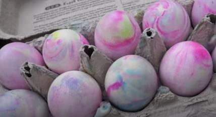 Kako se farbaju jaja prehrambenom bojom